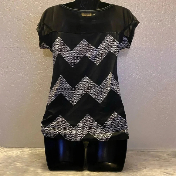 Free Kisses Black & White Pattern Short Sleeve Blouse with Accent Necklace - Picture 13 of 16
